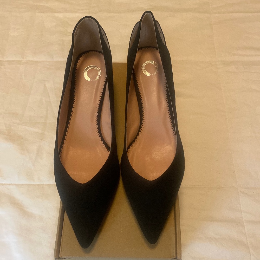 Journee Womens Goldie Pointed Toe Kitten Heel Pumps